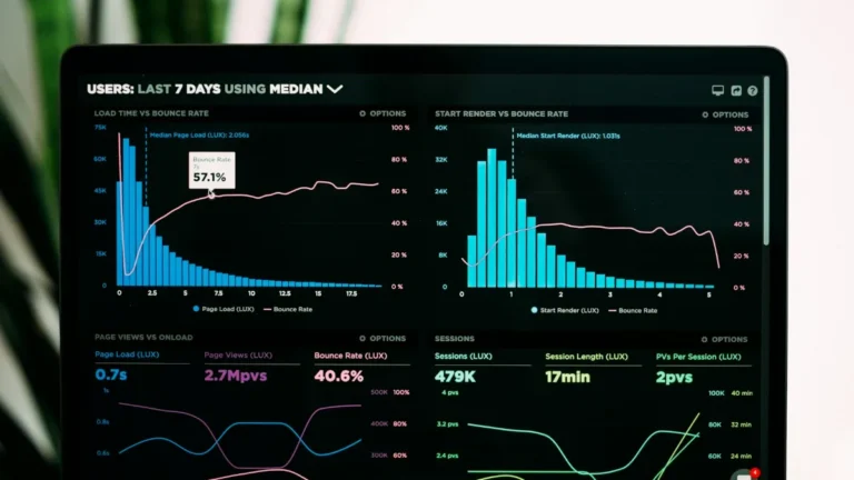 Painel com métricas de campanhas de tráfego pago na tela de um notebook